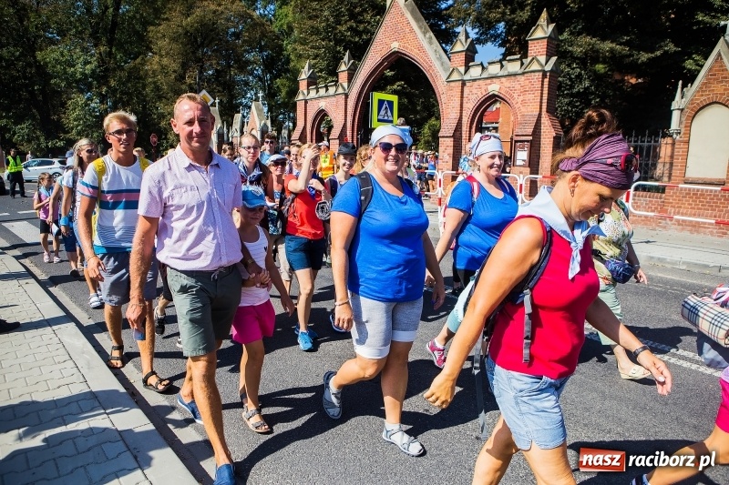 Zdjęcie w galerii na portalu naszraciborz.pl: Pielgrzymi z ziemi raciborskiej oraz Kietrza w drodze na Jasną Górę wiadomości z regionu