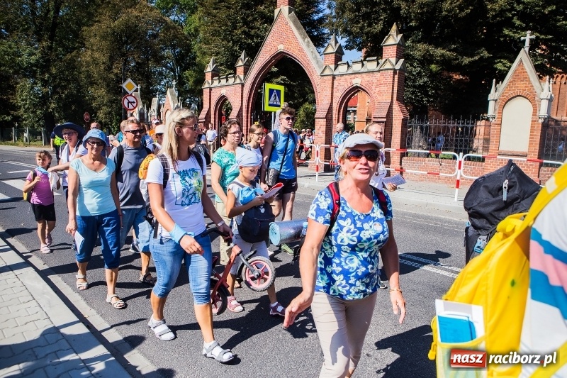 Zdjęcie w galerii na portalu naszraciborz.pl: Pielgrzymi z ziemi raciborskiej oraz Kietrza w drodze na Jasną Górę wiadomości z regionu