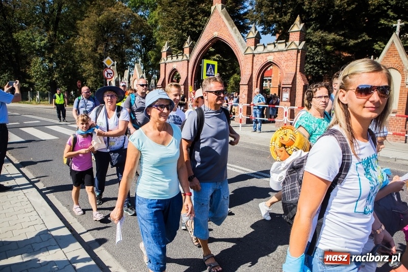 Zdjęcie w galerii na portalu naszraciborz.pl: Pielgrzymi z ziemi raciborskiej oraz Kietrza w drodze na Jasną Górę wiadomości z regionu