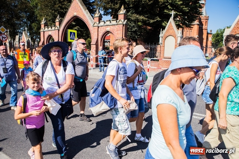 Zdjęcie w galerii na portalu naszraciborz.pl: Pielgrzymi z ziemi raciborskiej oraz Kietrza w drodze na Jasną Górę wiadomości z regionu