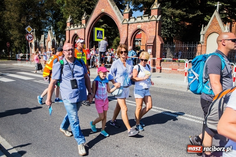 Zdjęcie w galerii na portalu naszraciborz.pl: Pielgrzymi z ziemi raciborskiej oraz Kietrza w drodze na Jasną Górę wiadomości z regionu