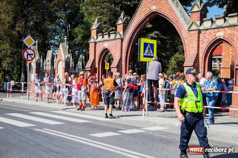 Zdjęcie w galerii na portalu naszraciborz.pl: Pielgrzymi z ziemi raciborskiej oraz Kietrza w drodze na Jasną Górę wiadomości z regionu