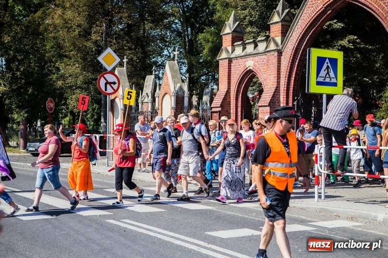 Zdjęcie w galerii na portalu naszraciborz.pl: Pielgrzymi z ziemi raciborskiej oraz Kietrza w drodze na Jasną Górę wiadomości z regionu