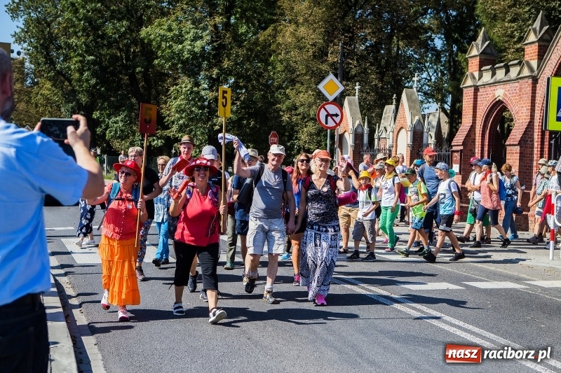 Zdjęcie w galerii na portalu naszraciborz.pl: Pielgrzymi z ziemi raciborskiej oraz Kietrza w drodze na Jasną Górę wiadomości z regionu