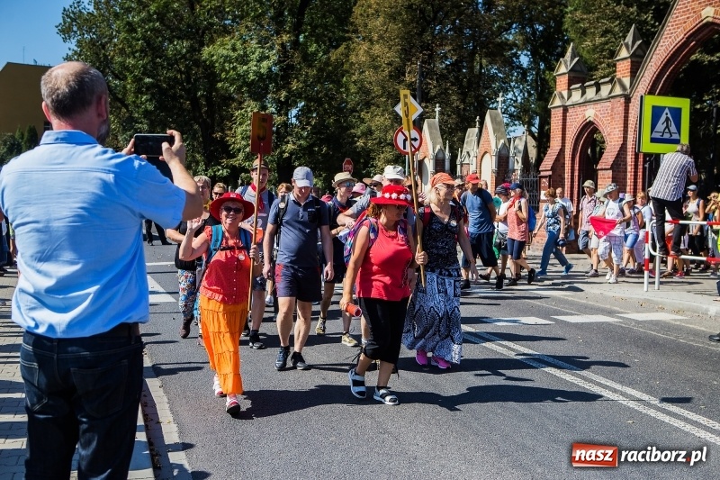 Zdjęcie w galerii na portalu naszraciborz.pl: Pielgrzymi z ziemi raciborskiej oraz Kietrza w drodze na Jasną Górę wiadomości z regionu