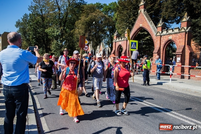 Zdjęcie w galerii na portalu naszraciborz.pl: Pielgrzymi z ziemi raciborskiej oraz Kietrza w drodze na Jasną Górę wiadomości z regionu