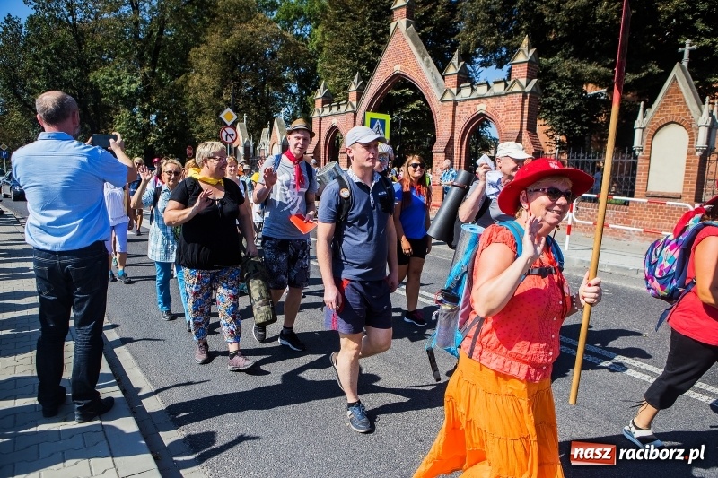Zdjęcie w galerii na portalu naszraciborz.pl: Pielgrzymi z ziemi raciborskiej oraz Kietrza w drodze na Jasną Górę wiadomości z regionu