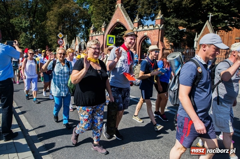 Zdjęcie w galerii na portalu naszraciborz.pl: Pielgrzymi z ziemi raciborskiej oraz Kietrza w drodze na Jasną Górę wiadomości z regionu