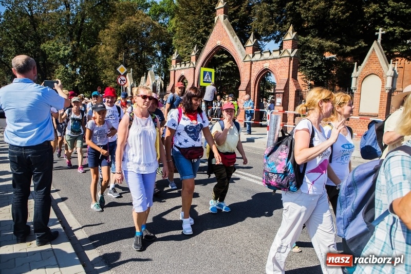 Zdjęcie w galerii na portalu naszraciborz.pl: Pielgrzymi z ziemi raciborskiej oraz Kietrza w drodze na Jasną Górę wiadomości z regionu