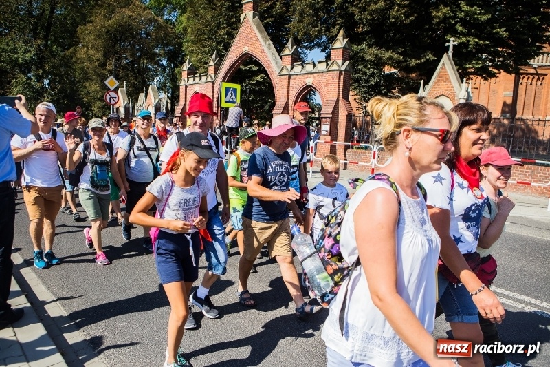 Zdjęcie w galerii na portalu naszraciborz.pl: Pielgrzymi z ziemi raciborskiej oraz Kietrza w drodze na Jasną Górę wiadomości z regionu