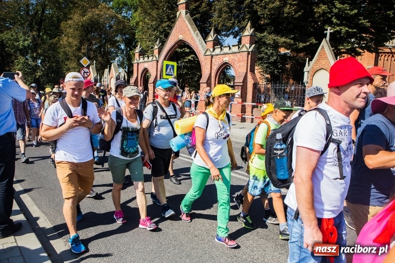 Zdjęcie w galerii na portalu naszraciborz.pl: Pielgrzymi z ziemi raciborskiej oraz Kietrza w drodze na Jasną Górę wiadomości z regionu