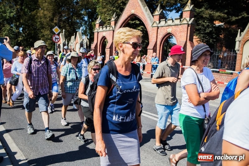 Zdjęcie w galerii na portalu naszraciborz.pl: Pielgrzymi z ziemi raciborskiej oraz Kietrza w drodze na Jasną Górę wiadomości z regionu