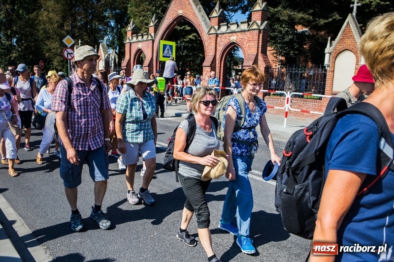 Zdjęcie w galerii na portalu naszraciborz.pl: Pielgrzymi z ziemi raciborskiej oraz Kietrza w drodze na Jasną Górę wiadomości z regionu