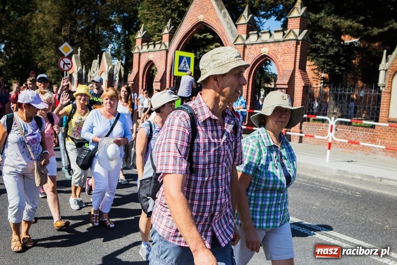 Zdjęcie w galerii na portalu naszraciborz.pl: Pielgrzymi z ziemi raciborskiej oraz Kietrza w drodze na Jasną Górę wiadomości z regionu