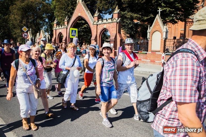 Zdjęcie w galerii na portalu naszraciborz.pl: Pielgrzymi z ziemi raciborskiej oraz Kietrza w drodze na Jasną Górę wiadomości z regionu