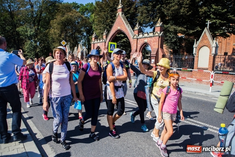 Zdjęcie w galerii na portalu naszraciborz.pl: Pielgrzymi z ziemi raciborskiej oraz Kietrza w drodze na Jasną Górę wiadomości z regionu