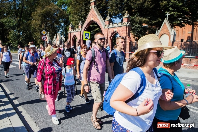 Zdjęcie w galerii na portalu naszraciborz.pl: Pielgrzymi z ziemi raciborskiej oraz Kietrza w drodze na Jasną Górę wiadomości z regionu