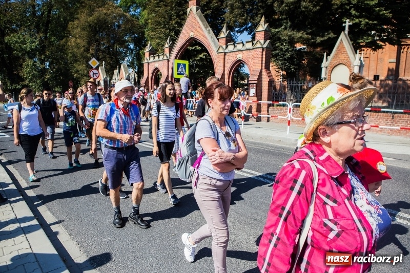 Zdjęcie w galerii na portalu naszraciborz.pl: Pielgrzymi z ziemi raciborskiej oraz Kietrza w drodze na Jasną Górę wiadomości z regionu
