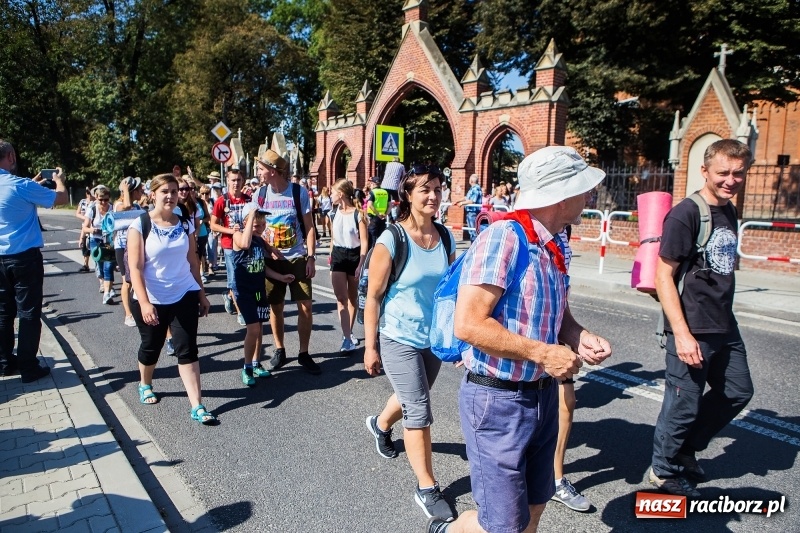 Zdjęcie w galerii na portalu naszraciborz.pl: Pielgrzymi z ziemi raciborskiej oraz Kietrza w drodze na Jasną Górę wiadomości z regionu
