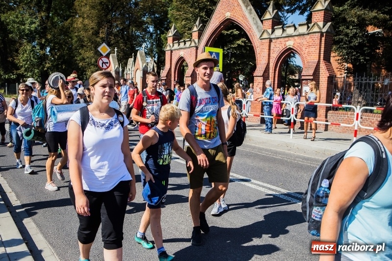Zdjęcie w galerii na portalu naszraciborz.pl: Pielgrzymi z ziemi raciborskiej oraz Kietrza w drodze na Jasną Górę wiadomości z regionu