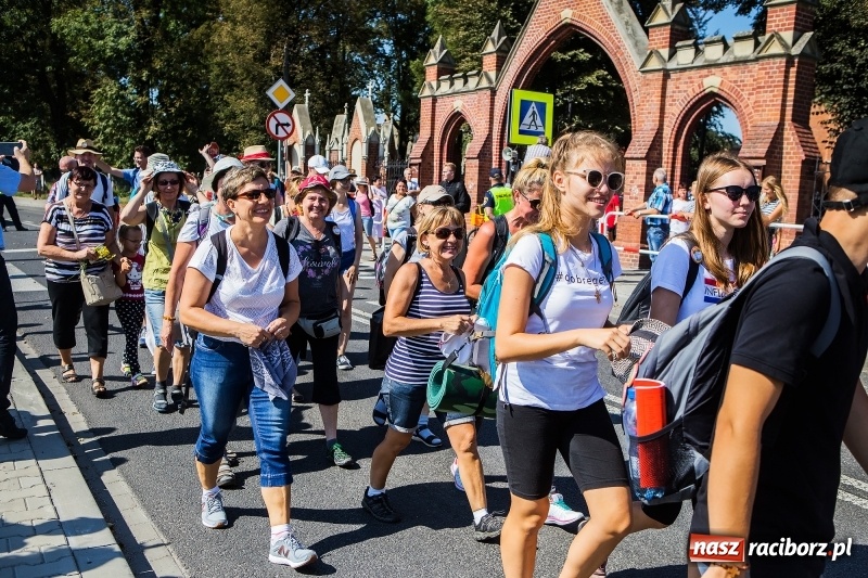 Zdjęcie w galerii na portalu naszraciborz.pl: Pielgrzymi z ziemi raciborskiej oraz Kietrza w drodze na Jasną Górę wiadomości z regionu