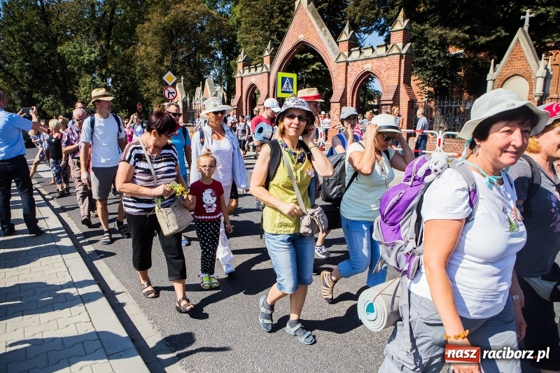 Zdjęcie w galerii na portalu naszraciborz.pl: Pielgrzymi z ziemi raciborskiej oraz Kietrza w drodze na Jasną Górę wiadomości z regionu