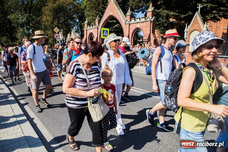 Zdjęcie w galerii na portalu naszraciborz.pl: Pielgrzymi z ziemi raciborskiej oraz Kietrza w drodze na Jasną Górę wiadomości z regionu