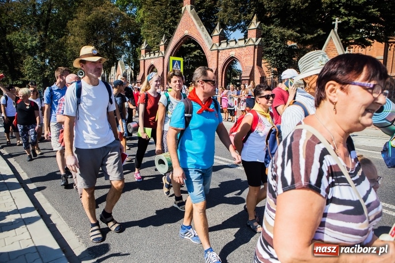 Zdjęcie w galerii na portalu naszraciborz.pl: Pielgrzymi z ziemi raciborskiej oraz Kietrza w drodze na Jasną Górę wiadomości z regionu