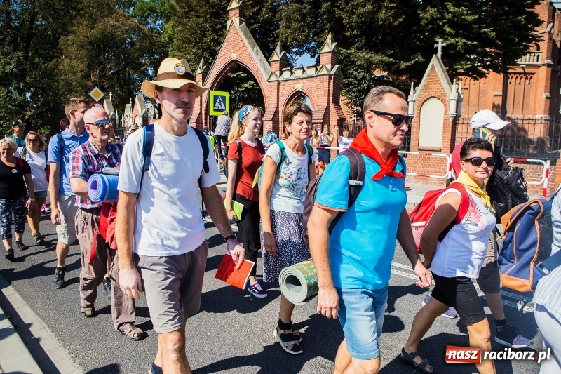 Zdjęcie w galerii na portalu naszraciborz.pl: Pielgrzymi z ziemi raciborskiej oraz Kietrza w drodze na Jasną Górę wiadomości z regionu
