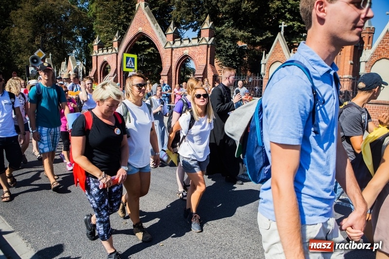 Zdjęcie w galerii na portalu naszraciborz.pl: Pielgrzymi z ziemi raciborskiej oraz Kietrza w drodze na Jasną Górę wiadomości z regionu