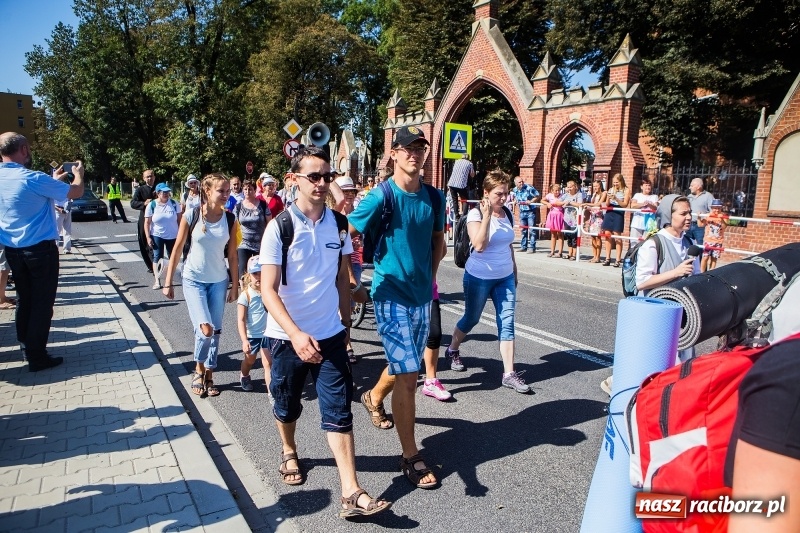 Zdjęcie w galerii na portalu naszraciborz.pl: Pielgrzymi z ziemi raciborskiej oraz Kietrza w drodze na Jasną Górę wiadomości z regionu
