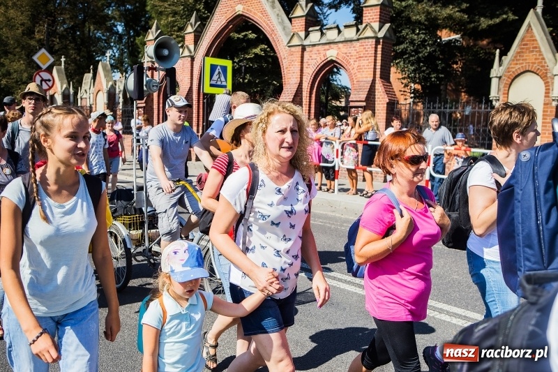 Zdjęcie w galerii na portalu naszraciborz.pl: Pielgrzymi z ziemi raciborskiej oraz Kietrza w drodze na Jasną Górę wiadomości z regionu