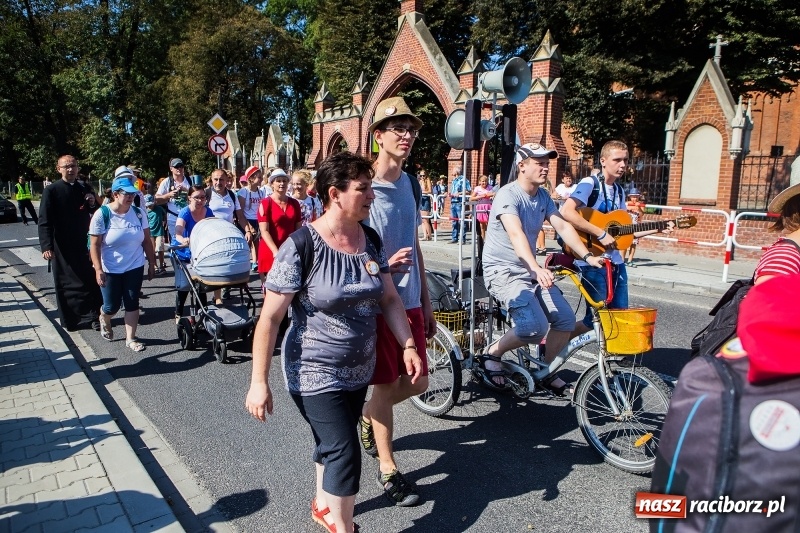 Zdjęcie w galerii na portalu naszraciborz.pl: Pielgrzymi z ziemi raciborskiej oraz Kietrza w drodze na Jasną Górę wiadomości z regionu