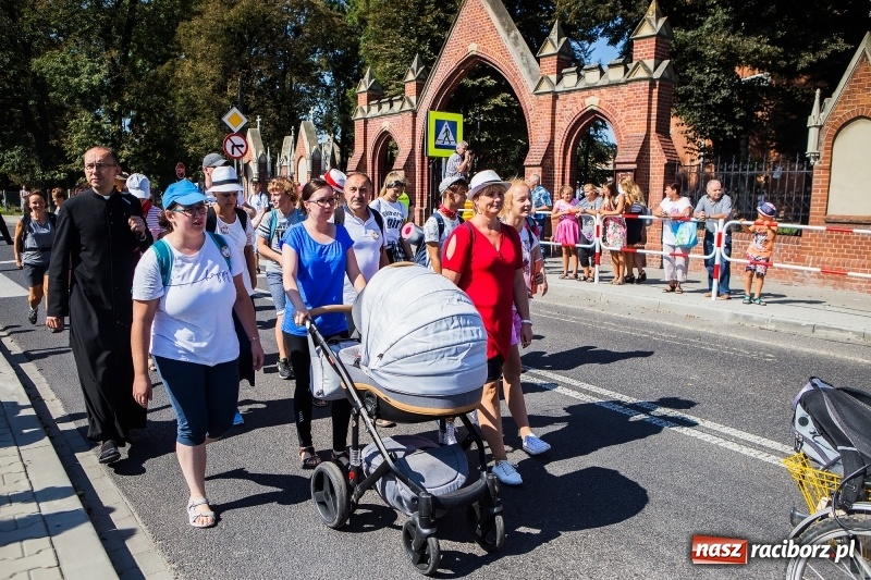 Zdjęcie w galerii na portalu naszraciborz.pl: Pielgrzymi z ziemi raciborskiej oraz Kietrza w drodze na Jasną Górę wiadomości z regionu