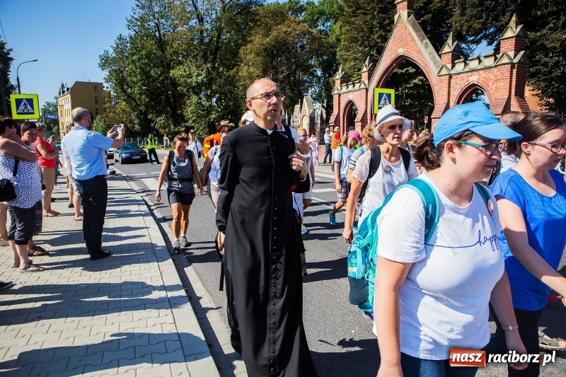 Zdjęcie w galerii na portalu naszraciborz.pl: Pielgrzymi z ziemi raciborskiej oraz Kietrza w drodze na Jasną Górę wiadomości z regionu