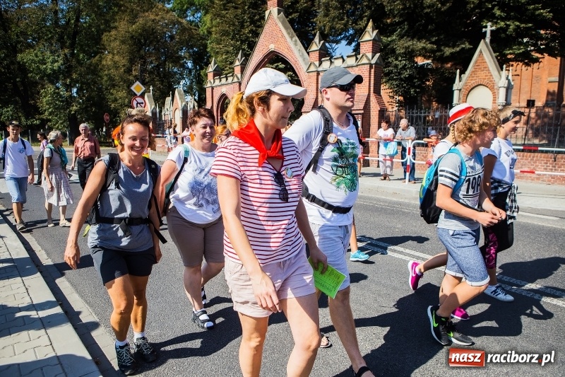 Zdjęcie w galerii na portalu naszraciborz.pl: Pielgrzymi z ziemi raciborskiej oraz Kietrza w drodze na Jasną Górę wiadomości z regionu