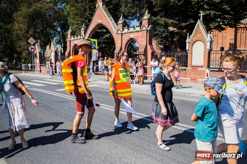 Zdjęcie w galerii na portalu naszraciborz.pl: Pielgrzymi z ziemi raciborskiej oraz Kietrza w drodze na Jasną Górę wiadomości z regionu