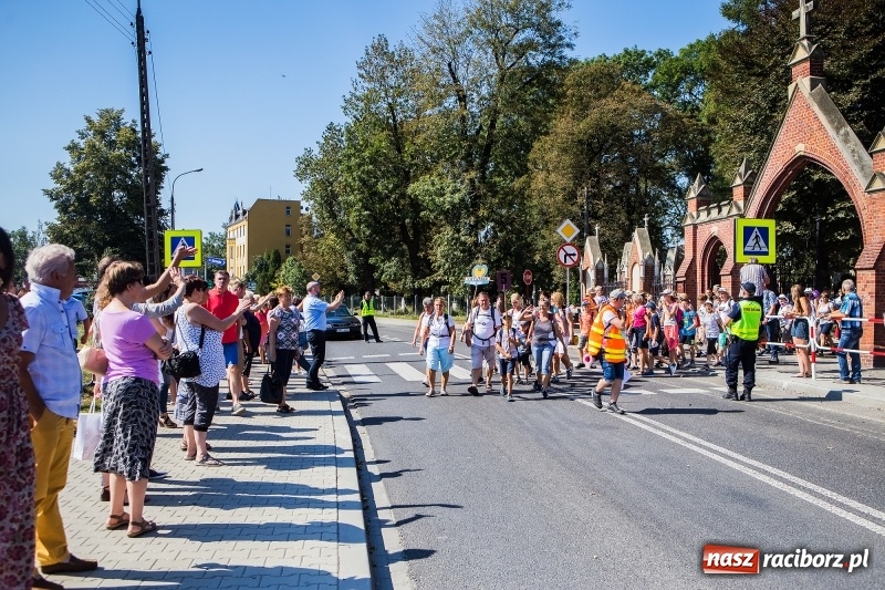 Zdjęcie w galerii na portalu naszraciborz.pl: Pielgrzymi z ziemi raciborskiej oraz Kietrza w drodze na Jasną Górę wiadomości z regionu