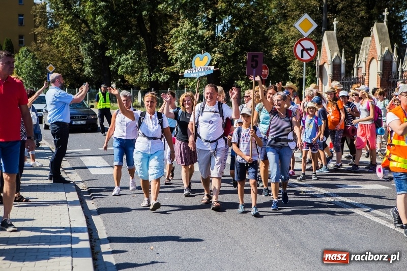 Zdjęcie w galerii na portalu naszraciborz.pl: Pielgrzymi z ziemi raciborskiej oraz Kietrza w drodze na Jasną Górę wiadomości z regionu