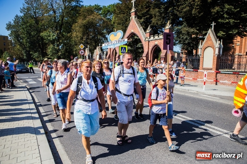 Zdjęcie w galerii na portalu naszraciborz.pl: Pielgrzymi z ziemi raciborskiej oraz Kietrza w drodze na Jasną Górę wiadomości z regionu