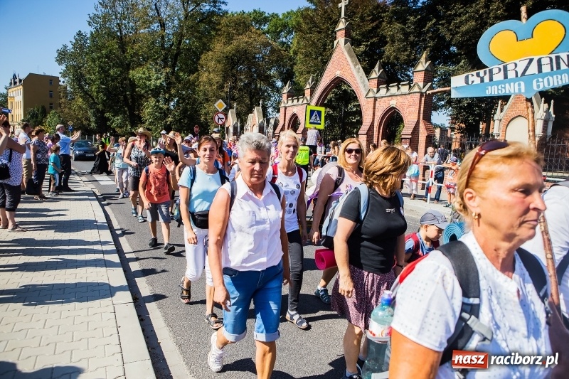 Zdjęcie w galerii na portalu naszraciborz.pl: Pielgrzymi z ziemi raciborskiej oraz Kietrza w drodze na Jasną Górę wiadomości z regionu