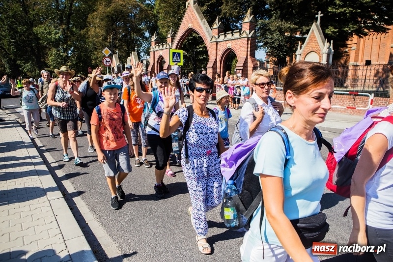 Zdjęcie w galerii na portalu naszraciborz.pl: Pielgrzymi z ziemi raciborskiej oraz Kietrza w drodze na Jasną Górę wiadomości z regionu