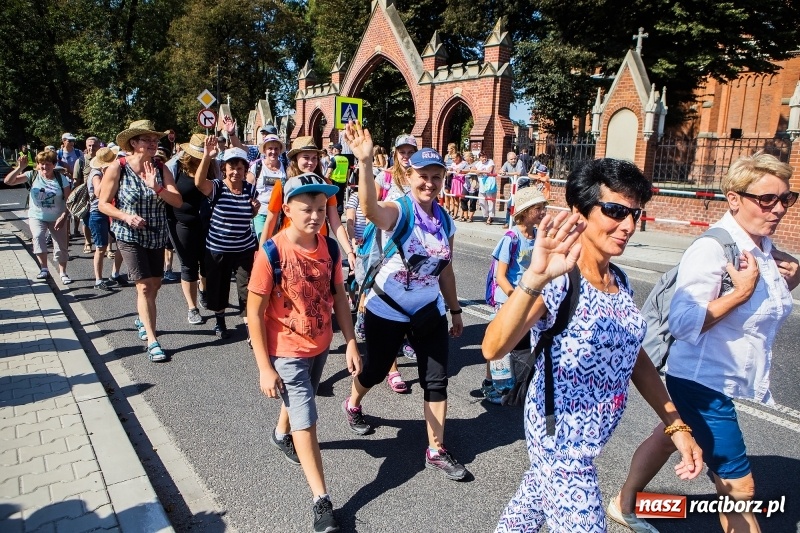Zdjęcie w galerii na portalu naszraciborz.pl: Pielgrzymi z ziemi raciborskiej oraz Kietrza w drodze na Jasną Górę wiadomości z regionu