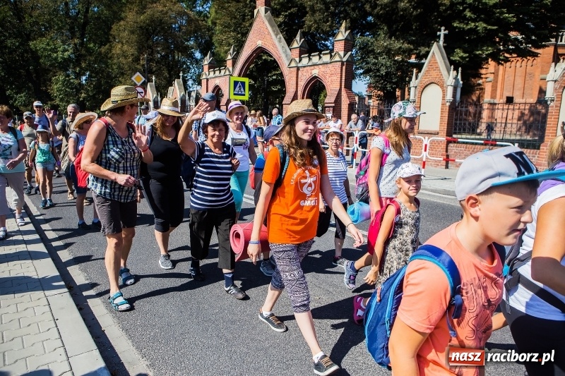 Zdjęcie w galerii na portalu naszraciborz.pl: Pielgrzymi z ziemi raciborskiej oraz Kietrza w drodze na Jasną Górę wiadomości z regionu