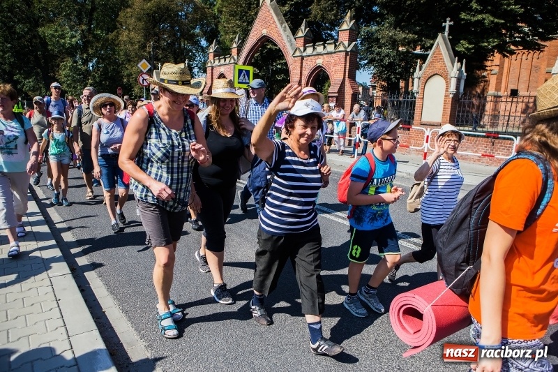 Zdjęcie w galerii na portalu naszraciborz.pl: Pielgrzymi z ziemi raciborskiej oraz Kietrza w drodze na Jasną Górę wiadomości z regionu