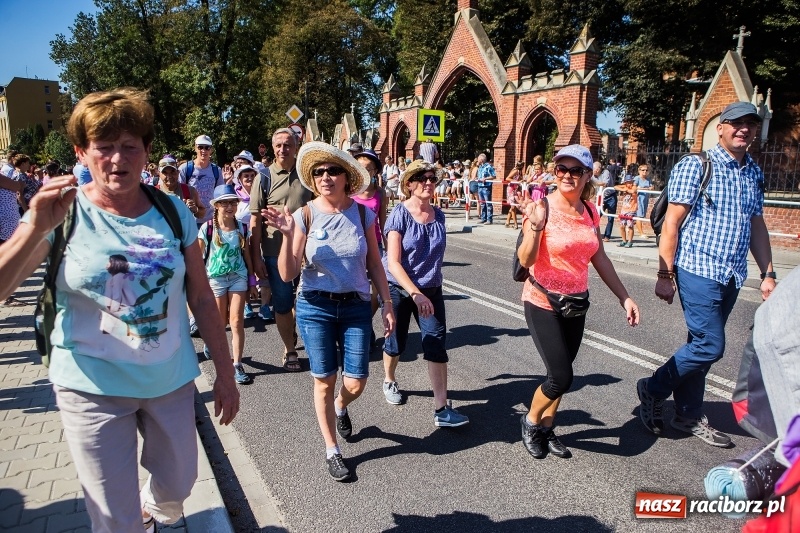 Zdjęcie w galerii na portalu naszraciborz.pl: Pielgrzymi z ziemi raciborskiej oraz Kietrza w drodze na Jasną Górę wiadomości z regionu
