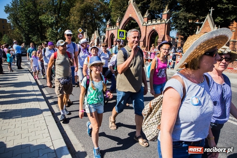 Zdjęcie w galerii na portalu naszraciborz.pl: Pielgrzymi z ziemi raciborskiej oraz Kietrza w drodze na Jasną Górę wiadomości z regionu