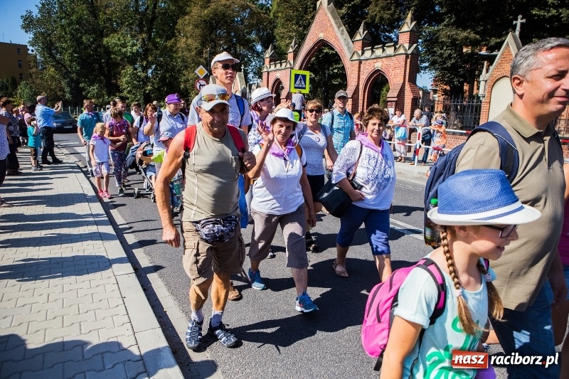 Zdjęcie w galerii na portalu naszraciborz.pl: Pielgrzymi z ziemi raciborskiej oraz Kietrza w drodze na Jasną Górę wiadomości z regionu