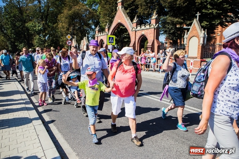 Zdjęcie w galerii na portalu naszraciborz.pl: Pielgrzymi z ziemi raciborskiej oraz Kietrza w drodze na Jasną Górę wiadomości z regionu