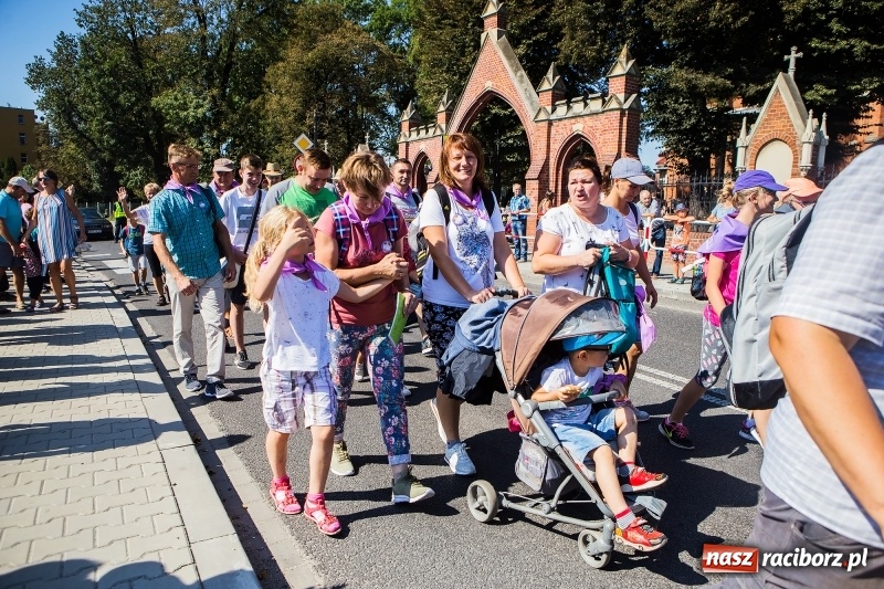 Zdjęcie w galerii na portalu naszraciborz.pl: Pielgrzymi z ziemi raciborskiej oraz Kietrza w drodze na Jasną Górę wiadomości z regionu